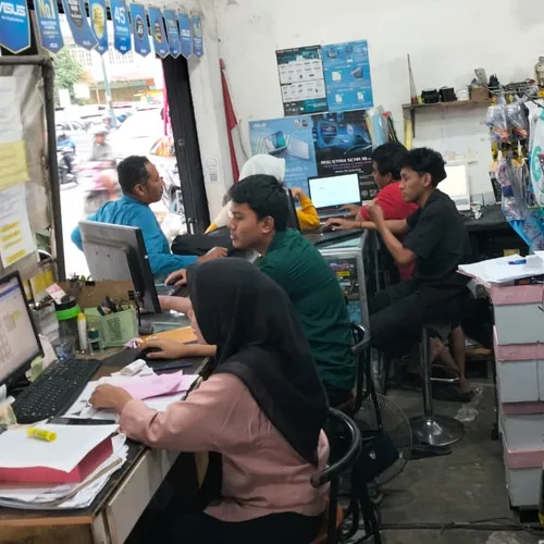Suasana toko Dee Computer